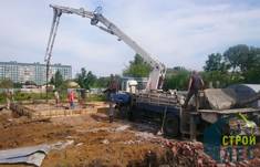 Процесс заливки фундамента для строительства дома из бревна