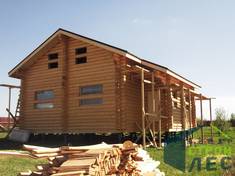 Строительство дома из оцилиндрованного бревна на облегченном столбчатом фундаменте