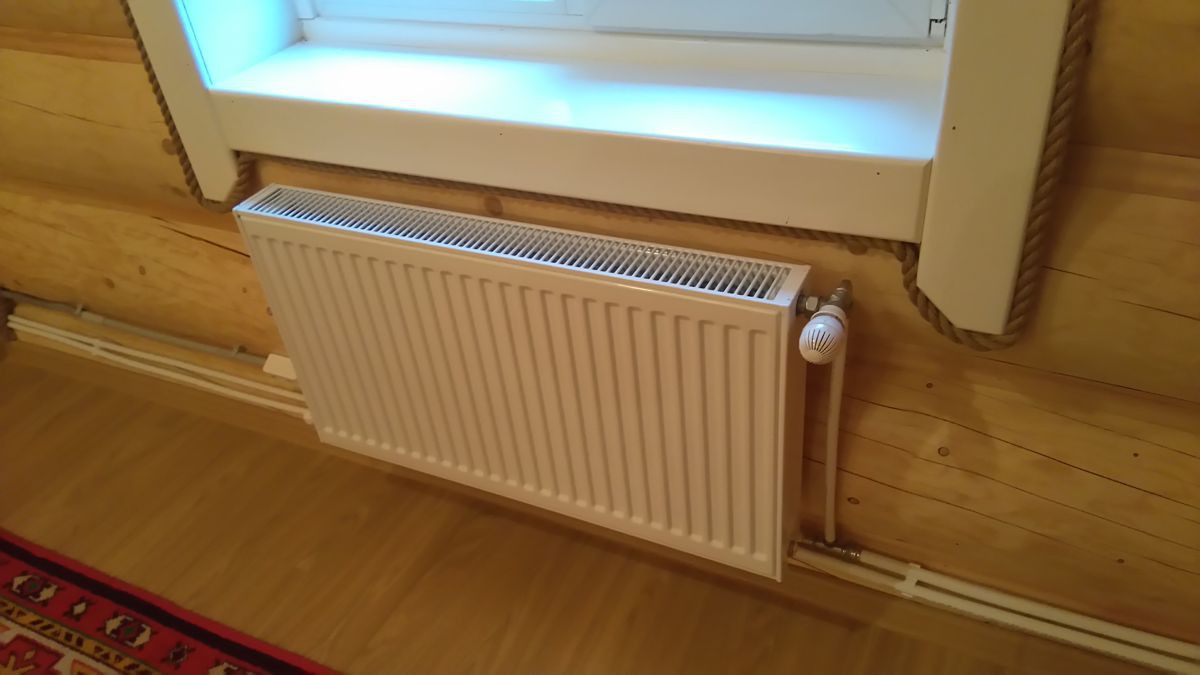 Радиатор отопления в доме из бревна