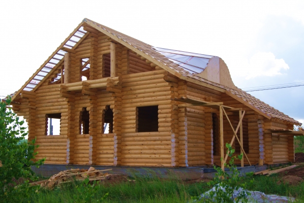 Первый этап строительства из бревна- дом под крышу в стиле шале